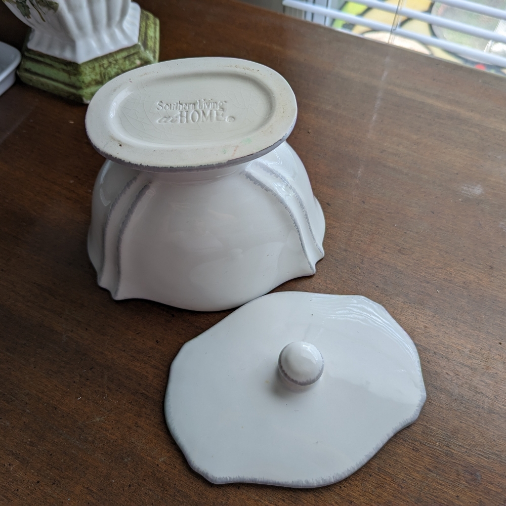 Southern Living Container w lid - Picture 2 of 6